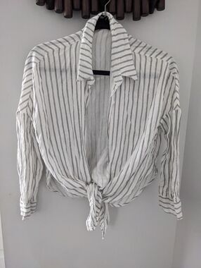 Boohoo Women's  White and Gray Striped Tie-Front Button Down Shirt - Size US S